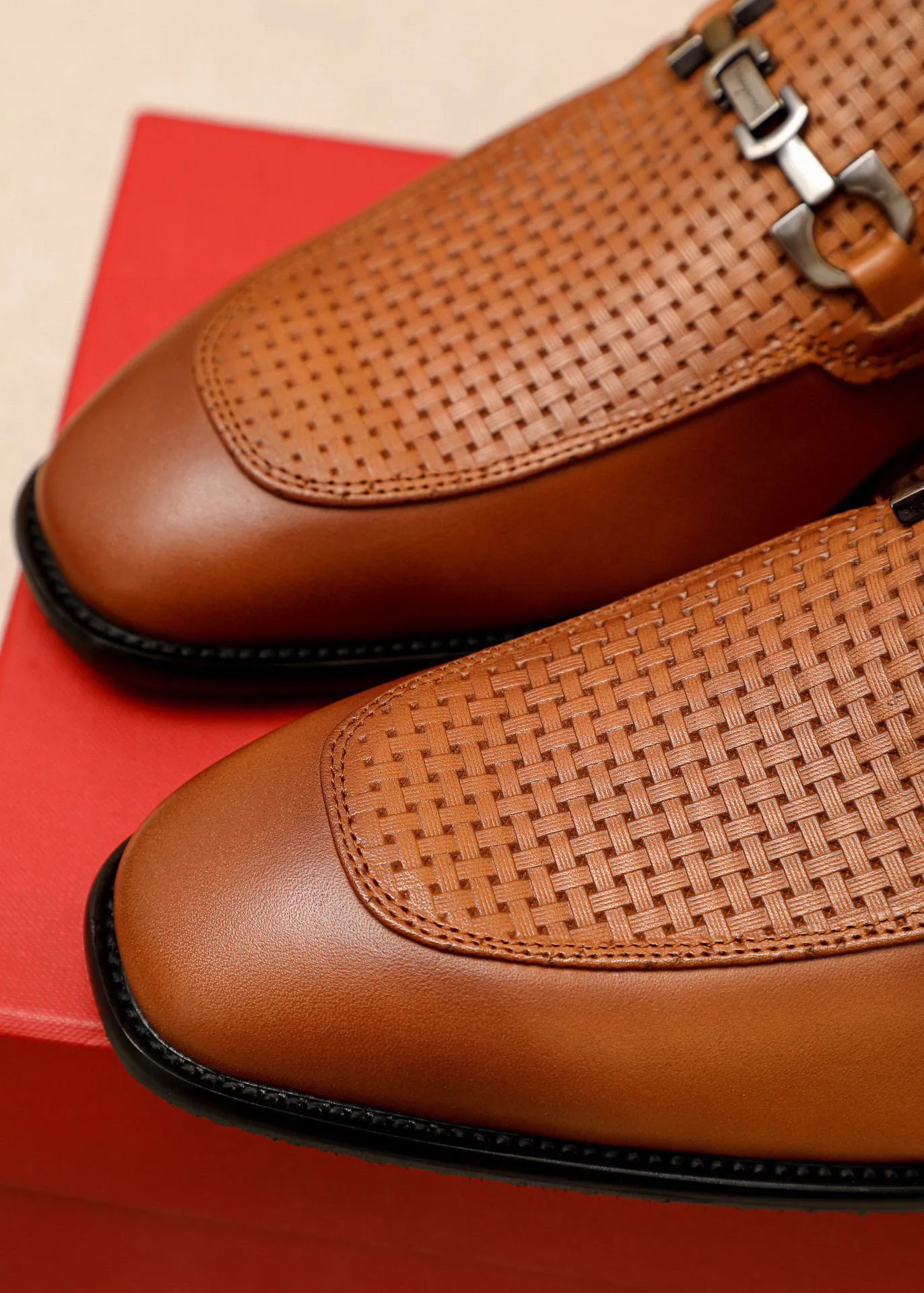 Men's shoes 💰460 💐 Product trademark: Ferragamo "Ferragamo" casual leather shoes Regular size: 38-44 (custom-made for 45🉑️) Product materials: Selected imported first-layer calfskin embossed upper + original hardware buckle, imported water-dyed cowhide leather lining. Strong three-dimensional visual effect, combined outsole Color: 2⃣️colors available